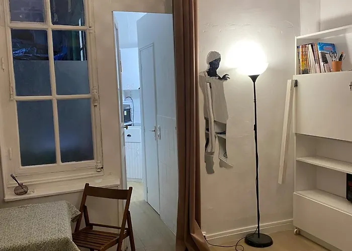 Loge, Facing Gare Du Nord * Parijs